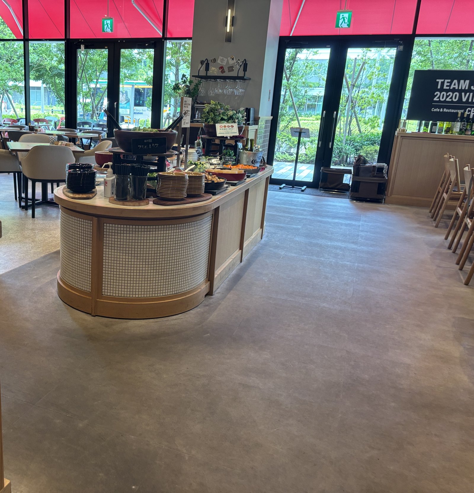 入口から見た店内です。中央のカウンターがサラダブッフェ台です。