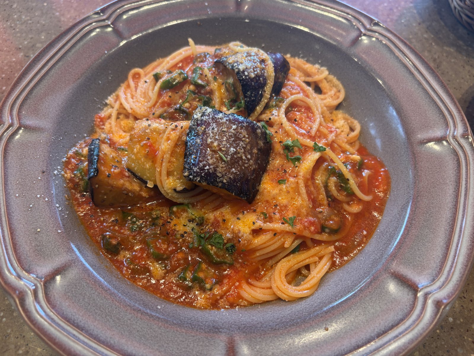 この日メインに選んだ冷製パスタです。焼いたナスがのっています。