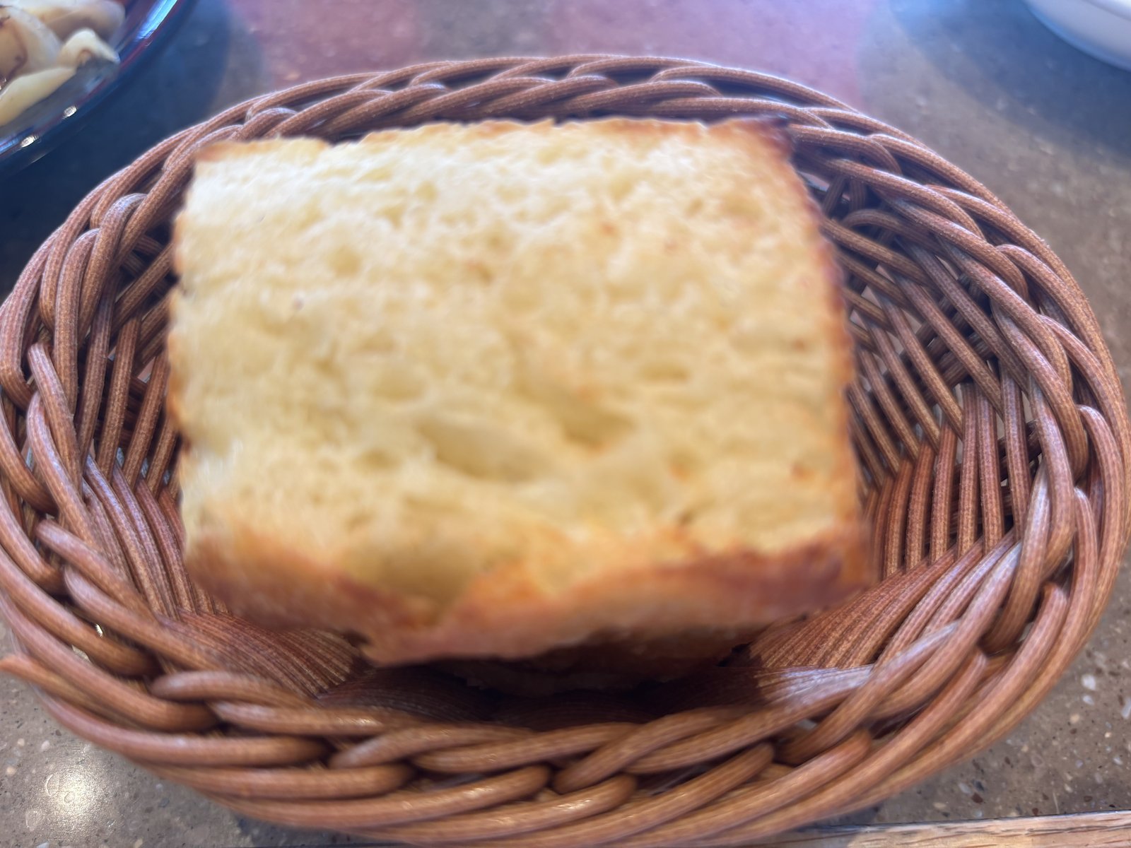 焼きたてのバゲットです。バスケットに入って出てきます。