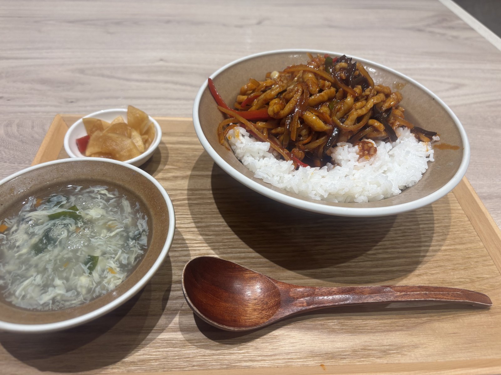 細切り肉のピリ辛炒め丼、スープ、小鉢、木製スプーンのトレー